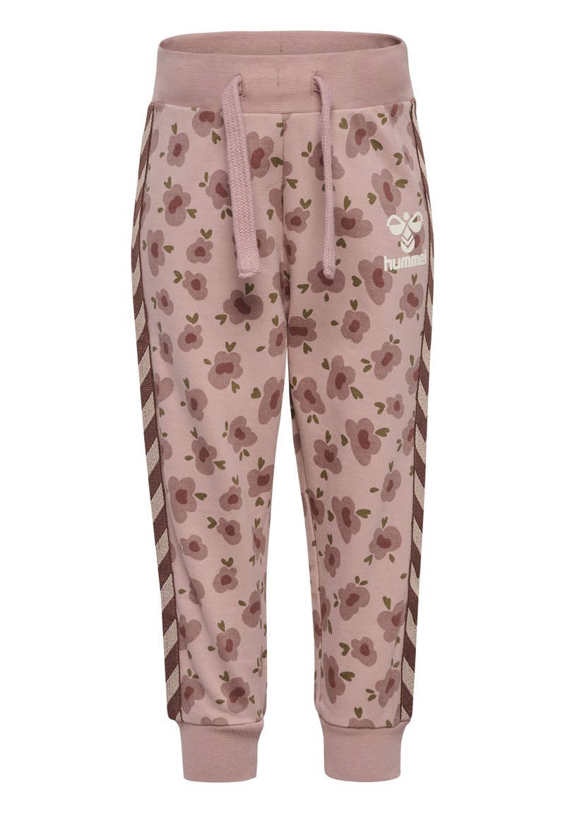 Roze joggingsbroek met een bloempatroon in donkerder roze en groen. Voorzien van een tailleband met trekkoord en gestreepte zijaccenten. Logo aan de voorkant.