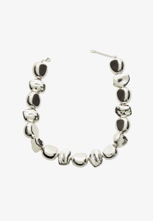 Collana argentata massiccia composta da perle irregolari lucide con una superficie liscia; dotata di un gancio e una catena di lunghezza regolabile.