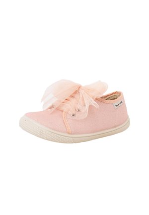 Chaussure rose pour tout-petit avec semelle texturée, tissu scintillant et grand nœud en dentelle transparente sur le dessus, montrant les vues latérale et frontale.