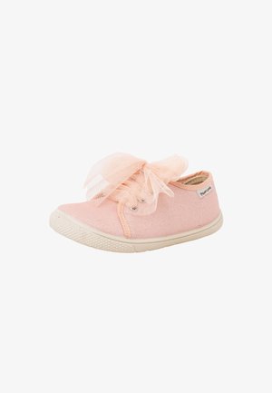 Chaussure rose pour tout-petit avec semelle texturée, tissu scintillant et grand nœud en dentelle transparente sur le dessus, montrant les vues latérale et frontale.