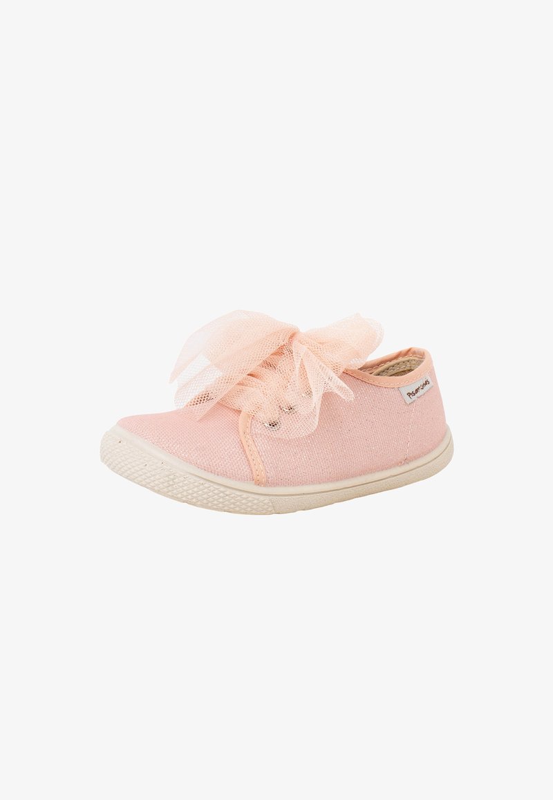 Chaussure rose pour tout-petit avec semelle texturée, tissu scintillant et grand nœud en dentelle transparente sur le dessus, montrant les vues latérale et frontale.