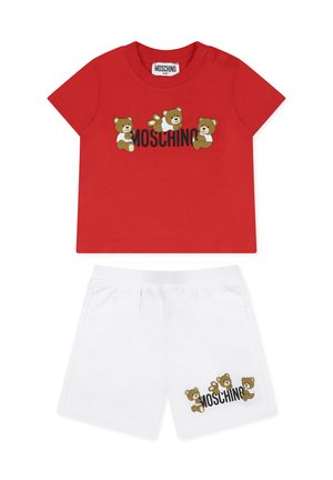 T-shirt in cotone rosso con grafiche di orsi e logo "Moschino", abbinato a pantaloni corti bianchi in cotone con motivi di orsi simili e branding.