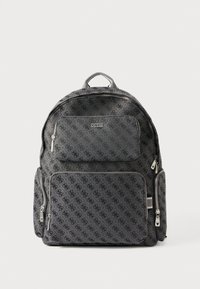 Črn nahrbtnik z reljefnim vzorcem, ki vključuje logotip, več žepov z zadrgo, zgornji ročaj in nastavljive naramnice.