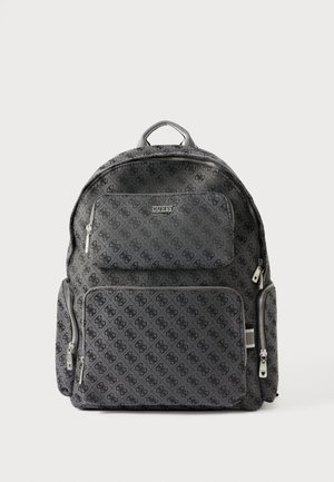 Zwarte rugzak met een gestructureerd patroon met een logo, meerdere met rits afsluitbare vakken, een handvat aan de bovenkant en verstelbare banden.