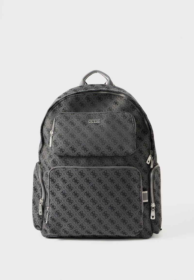 Črn nahrbtnik z reljefnim vzorcem, ki vključuje logotip, več žepov z zadrgo, zgornji ročaj in nastavljive naramnice.