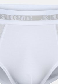 Slip in cotone bianco con elastico grigio decorato con il logo "JBS UNDERWEAR", texture liscia e taglio classico. Le cuciture sui bordi sono rifinite con cura.