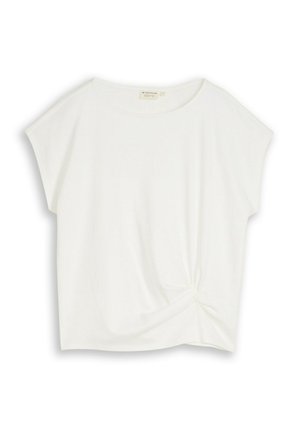 Bluză albă cu mâneci scurte, decolteu rotund și un mic nod decorativ în partea frontală inferioară dreaptă.