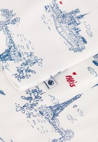 Witte stof met blauwe illustraties van Parijse bezienswaardigheden, waaronder de Eiffeltoren en de Notre-Dame, met rode tekst "I ❤️ PARIS".