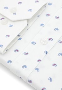 Biała koszula z niebieskim i czerwonym wzorem paisley, z kołnierzykiem typu button-down i przezroczystymi guzikami, starannie złożona. Materiał bawełniany.
