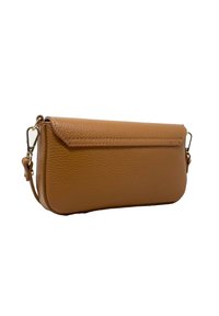 Borsa a tracolla in pelle beige con chiusura a pattina e tracolla removibile, mostrata su sfondo bianco.