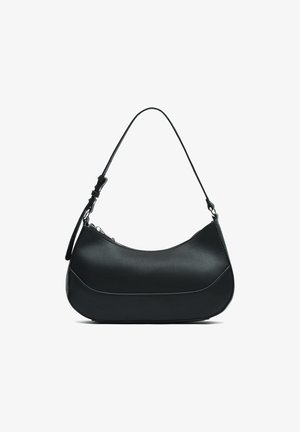Sac à main en cuir noir avec une forme incurvée, une seule bandoulière réglable, fermeture zippée et des détails de couture contrastés.