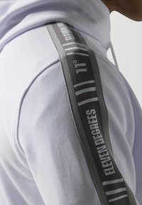 11 DEGREES RETRO TAPED - Jersey con capucha - white