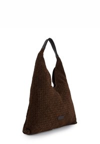 Brun vævet stofpose med en unik trekantet form og et sort læderhåndtag. Har et subtilt tekstureret mønster og en lille mærkeetiket.