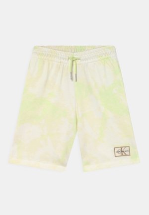 Bermudas de tie-dye en verde claro y crema con cintura elástica, cordón verde y un pequeño parche del logo de Calvin Klein Jeans en la pierna izquierda.