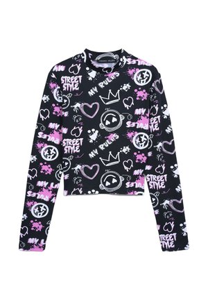 Top lungo a maniche corte nero, con stampa graffiti in bianco e rosa che presenta cuori, corone e frasi come "LE MIE REGOLE" e "STREET STYLE."