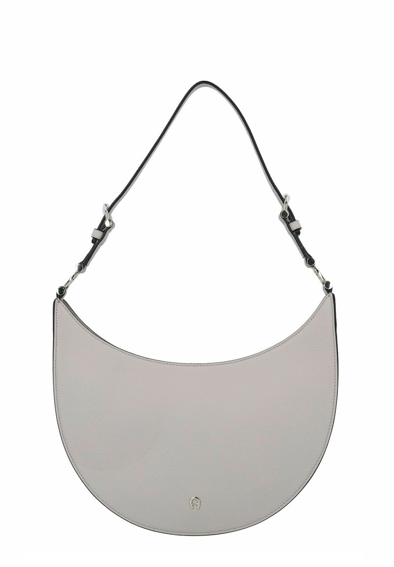 Borsa a spalla in pelle grigia con una forma ad arco a mezzaluna, dotata di una tracolla nera e un sottile accento del logo. Texture liscia con cuciture sottili.