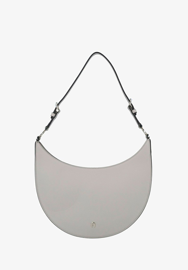 Borsa a spalla in pelle grigia con una forma ad arco a mezzaluna, dotata di una tracolla nera e un sottile accento del logo. Texture liscia con cuciture sottili.