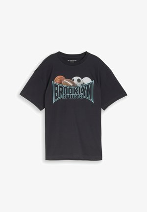 Schwarzes übergroßes T-Shirt mit dem Schriftzug "Brooklyn Sports" und Illustrationen von Basketball, Football, Fußball und Volleyball auf der Vorderseite.