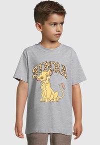 Grijze katoenen T-shirt met een cartoonleeuw genaamd Simba. De tekst luidt "SIMBA" in vette letters met een luipaardprint patroon. Korte mouwen.