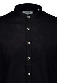 Zwart linnen overhemd met een opstaande kraag, vijf knopen aan de voorkant en een enkele borstzak. Gladde textuur en lichtgewicht ontwerp.