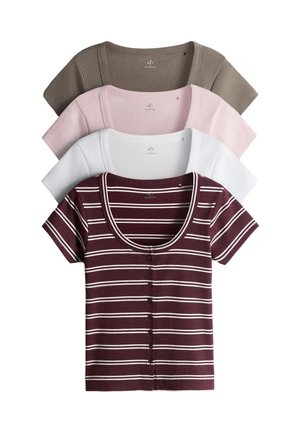 Vier kurzärmelige, gerippte Stricktops, vorne ein gestreiftes burgunderfarbenes, dahinter weiß, rosa und taupe einfarbige Tops gestapelt.