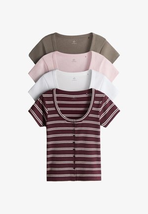 Vier kurzärmelige, gerippte Stricktops, vorne ein gestreiftes burgunderfarbenes, dahinter weiß, rosa und taupe einfarbige Tops gestapelt.