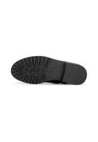 Suela de zapato negra con un patrón texturizado que presenta surcos y cruces. Fabricada en goma, proporciona agarre y durabilidad. Diseño plano.