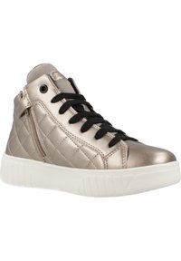 Zapatillas altas metálicas doradas con textura acolchada, cordones negros, cremallera lateral y suela de goma blanca. Diseño moderno con acentos funcionales.