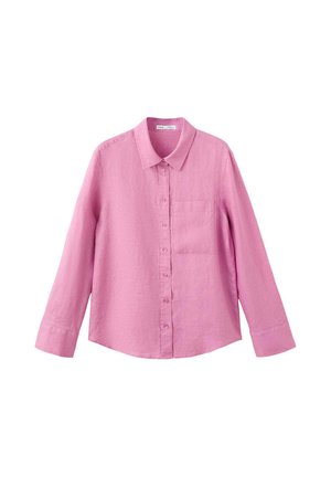 Camisa rosa de manga larga con botones, cuello y bolsillo en el pecho, mostrada extendida sobre un fondo blanco.