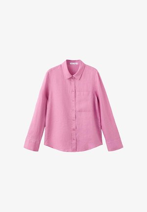 Chemise rose à manches longues avec boutons, col et poche poitrine, présentée à plat sur fond blanc.