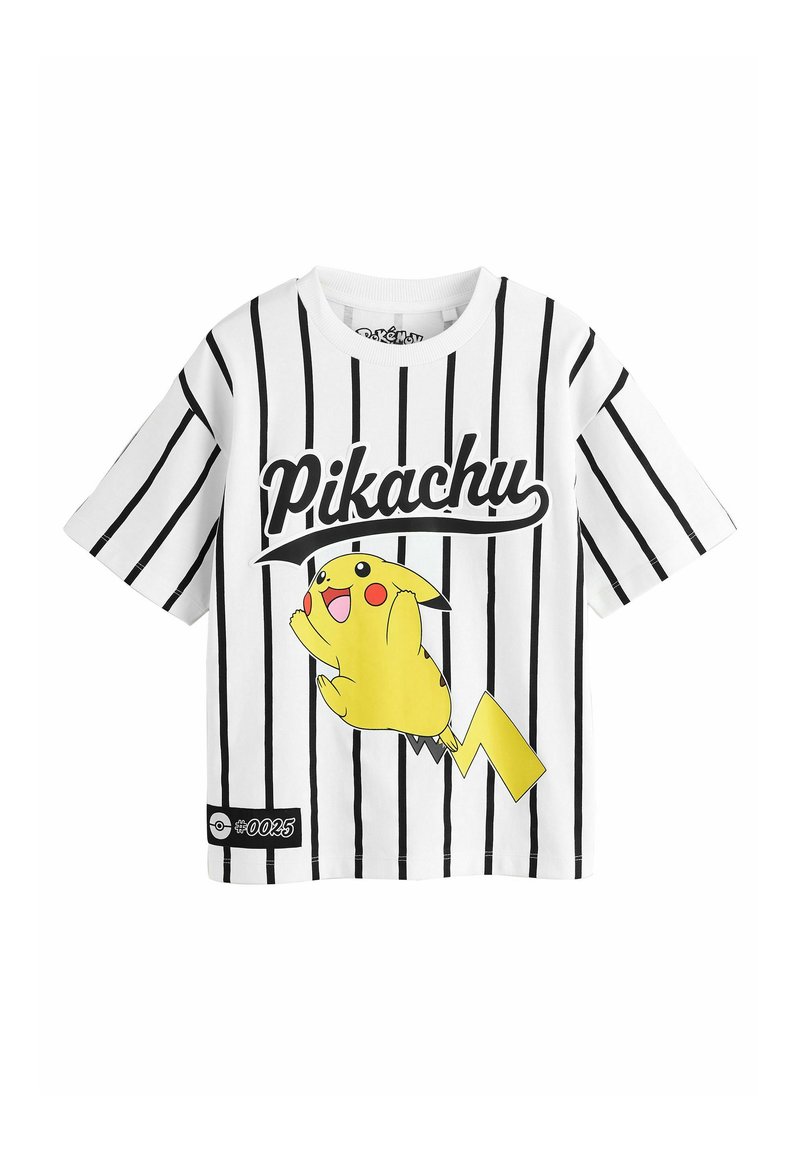 Bílé tričko s krátkým rukávem a černými svislými pruhy, s grafikou žlutého Pikachu a textem "Pikachu" v tučném písmu.
