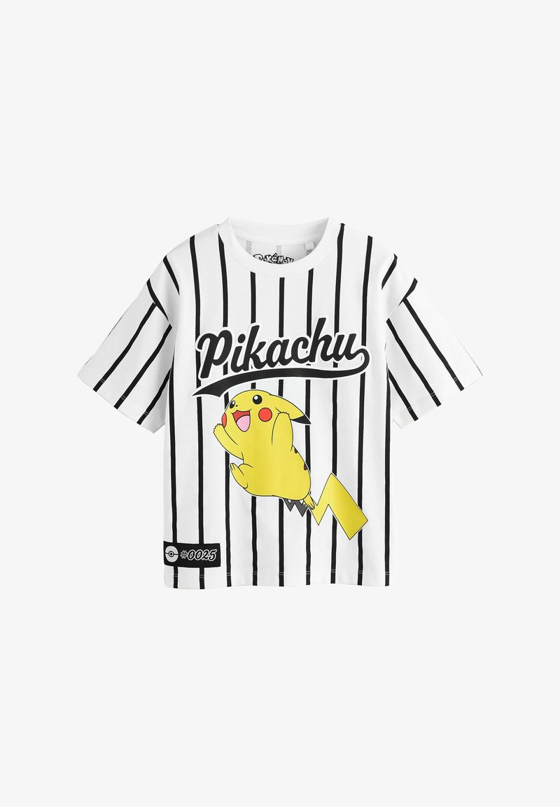Bílé tričko s krátkým rukávem a černými svislými pruhy, s grafikou žlutého Pikachu a textem "Pikachu" v tučném písmu.