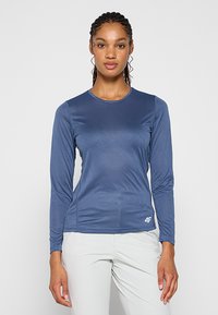 Koszulka sportowa z długim rękawem w ciemnoniebieskim kolorze, o gładkiej fakturze, okrągłym dekolcie i małym białym logo na dolnej prawej stronie.