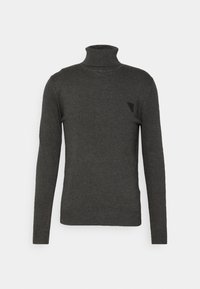 Suéter de cuello alto gris oscuro hecho de un suave material de punto. Presenta mangas largas y un detalle de logo triangular en el pecho.