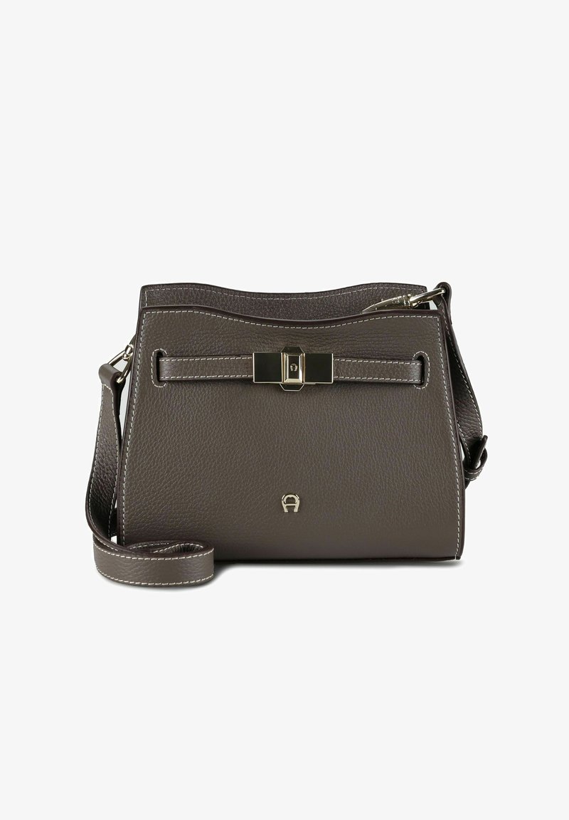 Graue Lederhandtasche mit strukturierter Oberfläche, Hardware in Goldoptik und markantem Verschluss. Verfügt über einen verstellbaren Riemen und kontrastierende Nähte.