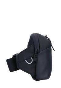 Marsupio in tessuto nero con chiusura a zip, cinturino regolabile e design elegante e arrotondato con un dettaglio grigio a forma di anello e accessori in metallo.