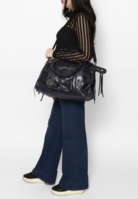Borsa a tracolla in pelle nera con doppi manici superiori, scomparti con zip, dettagli in hardware dorato e finitura testurizzata. Include una tracolla regolabile.