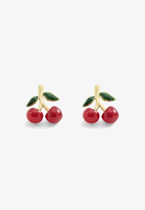 Boucles d'oreilles en forme de cerise rouge avec une finition pailletée, tiges en métal doré et feuilles en émail vert. Les détails en forme de cerise accentuent le design.
