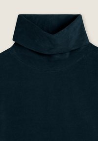 Suéter de cuello alto azul marino con una textura suave y un collar ancho y doblado. Presenta una costura mínima y sin adornos visibles.