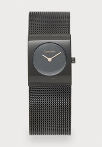 Orologio rettangolare nero con finitura opaca, dotato di un quadrante grigio scuro, dettagli in oro rosa sulle lancette e un cinturino in metallo a rete.