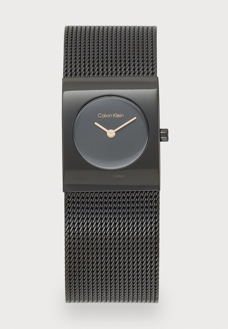 Orologio rettangolare nero con finitura opaca, dotato di un quadrante grigio scuro, dettagli in oro rosa sulle lancette e un cinturino in metallo a rete.