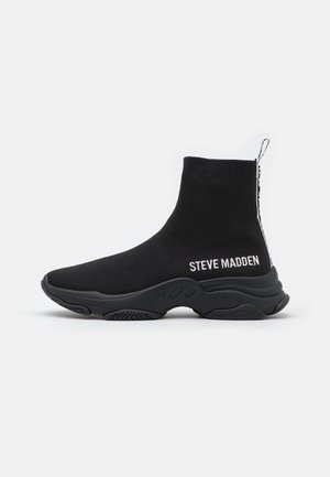 Baskets chaussettes montantes noires avec semelle épaisse et logo "Steve Madden" sur le côté et languette au talon.