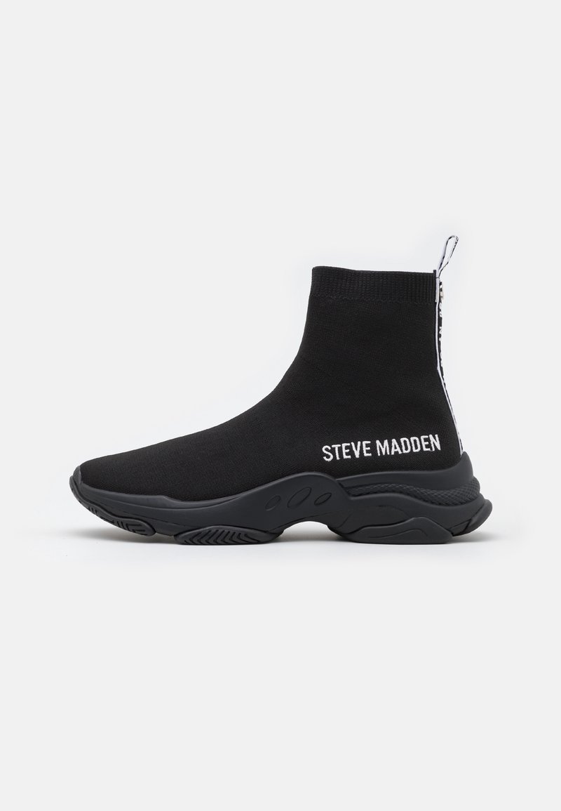 Baskets chaussettes montantes noires avec semelle épaisse et logo "Steve Madden" sur le côté et languette au talon.