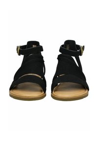 Černé sandály s otevřenou špičkou, zdobené křížovými popruhy a malým bočním sponou. Materiál na bázi semiše s béžovou podrážkou.