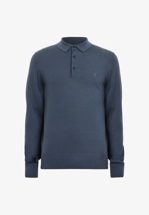 Polo de manga larga azul marino hecho de tejido suave, con un cuello clásico, tapeta de tres botones y un logo sutil en el pecho.