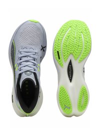 Zapatillas de correr ligeras con parte superior de malla gris, detalles en negro y suela de color verde neón. Presentan un patrón de suela intrincado y un diseño elegante.