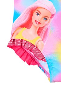 Maillot de bain pour filles avec un design coloré avec un dégradé de rose, un personnage imprimé et un accent volant rose et argent métallique à l'ourlet.