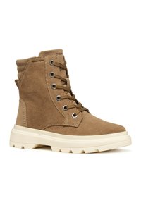 Bottine en daim marron avec un haut, design à lacets et semelle en caoutchouc crème présentant une surface texturée et des coutures prononcées.