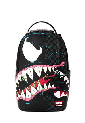 Mochila negra con diseño de Marvel Venom con grandes ojos blancos y dientes afilados y goteantes sobre un patrón a cuadros.