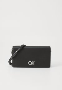 Černá kožená kabelka přes rameno se stříbrným kováním. Obsahuje odnímatelný popruh a embosované logo na přední straně. Plochý design, hladká textury.